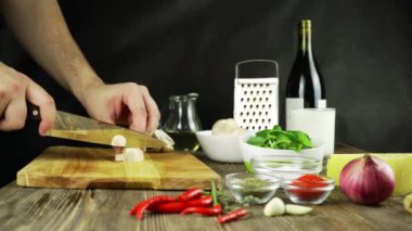 Eller mans Paris sebze mutfakta, mantar champignon de kadar Dilimleme doğrama yakın çekim