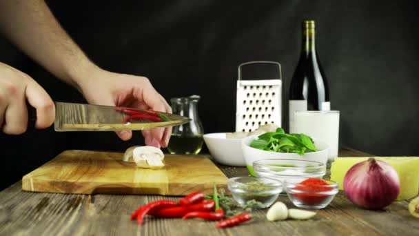 Mans mani tagliando affettare funghi champignon de Paris verdure in cucina, primo piano — Video Stock