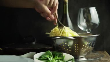 Beyaz tabak spagetti ile taze fesleğen yaprakları