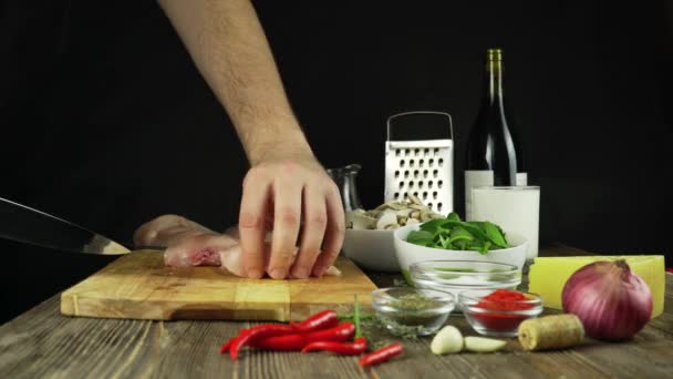 Vue en angle élevé d'une femme hachant des légumes frais sur une table en bois — Video