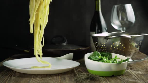 意大利面配新鲜罗勒叶在白盘子里 — 图库视频影像