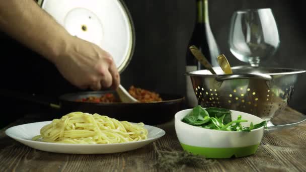 Verter salsa de tomate sobre la pasta — Vídeos de Stock