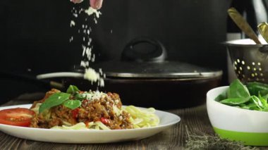 Parmesan peynirli spagetti yüksek hızlı fotoğraf makinesi, hayalet çekim flex koyarak.