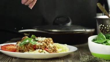 Parmesan peynirli spagetti yüksek hızlı fotoğraf makinesi, hayalet çekim flex koyarak.