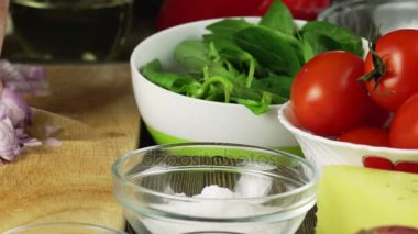 Şef kesme soğan var. Erkek Şef eller daha fazla yemek pişirmek için çiğ soğan kesme