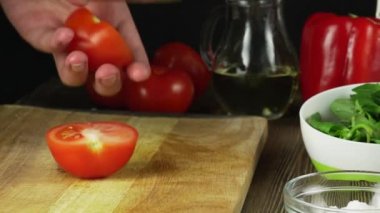 Mutfakta domates Dilimleme eller