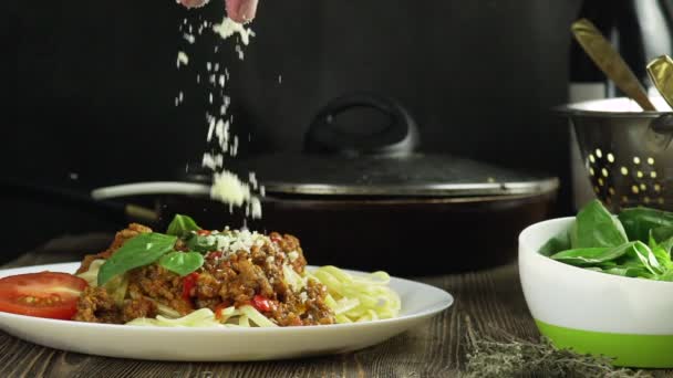 Zetten Parmezaanse kaas op spaghetti fotograferen met hoge snelheidscamera, phantom flex. — Stockvideo
