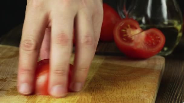 Hände schneiden Tomaten in der Küche — Stockvideo