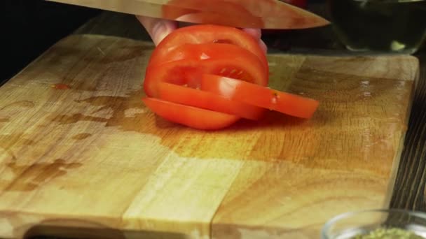 Manos rebanando tomate en la cocina — Vídeo de stock