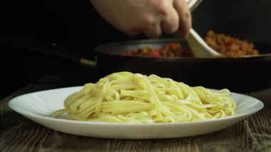 Domates soslu makarna üzerine dökülen