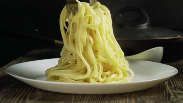 Spaghetti in der Pfanne mit aufsteigendem Dampf — Stockvideo