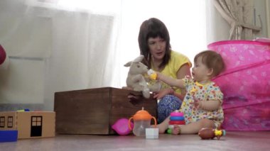 Katta bir odada küçük bir çocuk ile anne çalış