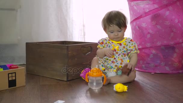 Boldog baba lány játszik a szőnyeg — Stock videók