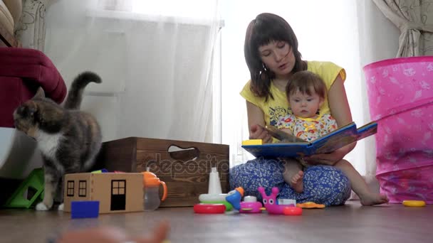 Ibu dan anak membaca buku bersama-sama — Stok Video