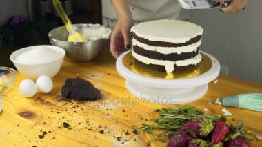 Pasta Close-Up tereyağı krema çikolata pandispanya ile kaplı. Çikolatalı kek kek için. Kremalı pasta çantaya. Çikolatalı pandispanya iki Pastalar. Bir tatil için çikolatalı kek.