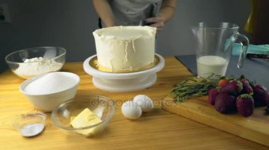 Yakın çekim: bisküvi kremalı kek üzerine bir spiral şeklinde. Pasta krema ile. Çikolatalı krema ile sünger kek. Tatil için yiyecek. tatil kek için. Bir şekerci dükkânı pastada hazırlanması.