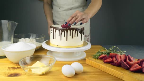 Schneiden von klebrigem Schokoladenkuchen mit frischen Erdbeeren und Beeren — Stockvideo