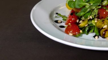 Masanın üzerine taze salata