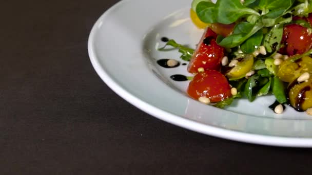 Свежий салат на столе — стоковое видео