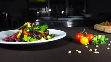 ızgara et: Dana kuzu süslenmiş ile domates, domates
