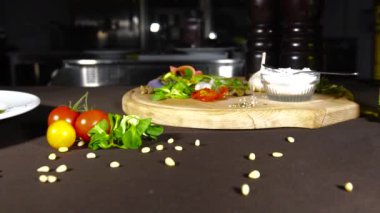 ızgara et: Dana kuzu süslenmiş ile domates, domates