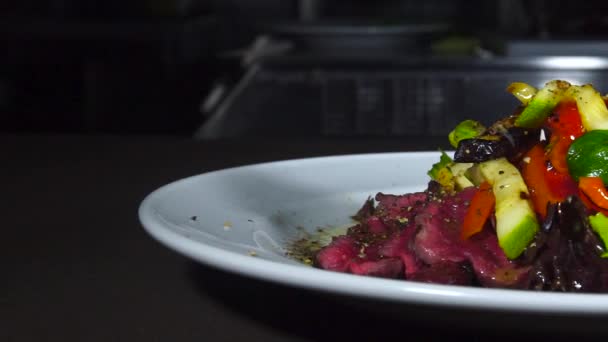 Мясо на гриле: говядина баранина украшена помидорами, помидорами — стоковое видео