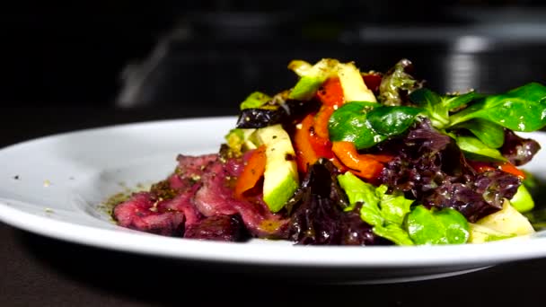 Carne grelhada: cordeiro de vaca decorado com tomates, tomates — Vídeo de Stock