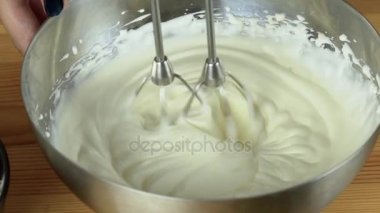 Yakın: çırpma aletleri çırpılmış yumurta akı ve şeker cam kase. Cam kase ağır çekimde çiğ yumurta çırpma. Fırçalamak için kırbaçlanan. Yumurta beyazı kırbaç: evde yemek, pasta, tatlı, beze olun