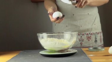 Yavaş: Yumurta un siyah bir zemin üzerine yığını düşüyor