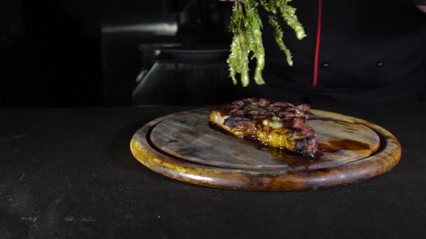 Peppered steak with melting herb butter — Stock Video