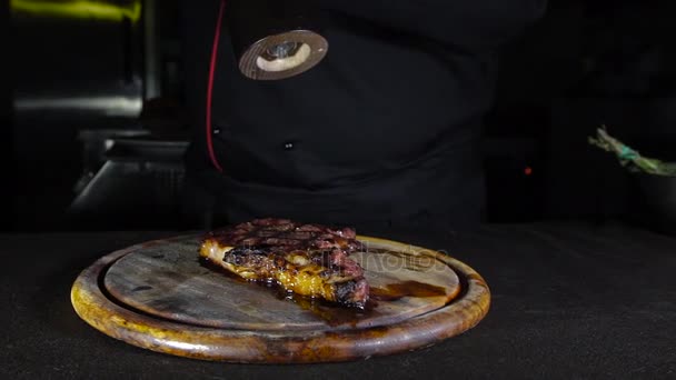 쇠고기 스테이크 클로즈업에 소금 떨어지면 — 비디오