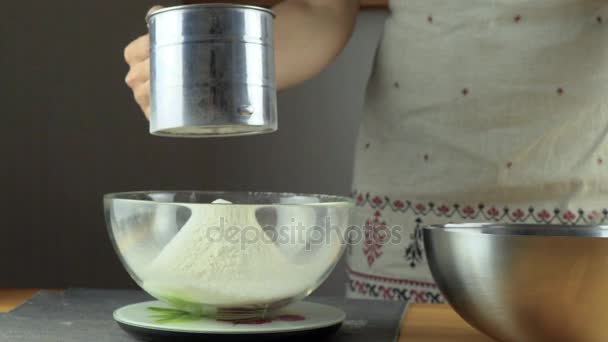 믹스 하는 그릇에 밀가루를 선별. 퍼프 페이스 트리 시리즈 만들기. — 비디오