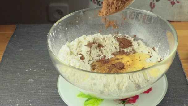 Женщина с поваренной книгой готовит торт на кухне — стоковое видео