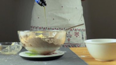 Kadın mutfakta kek hazırlamak yemek kitabı ile