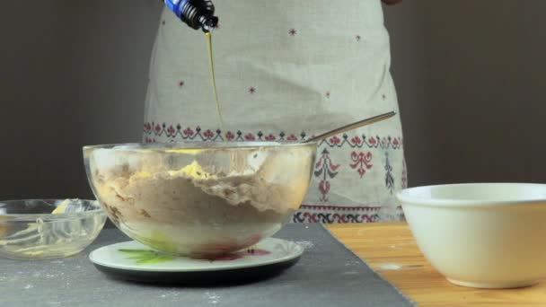 Mujer con libro de cocina preparando un pastel en la cocina — Vídeos de Stock