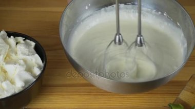 Çırpma yumurta akı ve şeker ekleyerek. Böreği hamur yapma. Torte buttercream doldurma ve rendelenmiş çikolata tepesi ile yapım. Serisi.