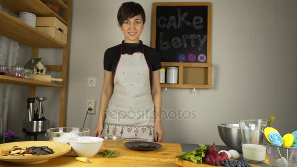 Köchin in der Küche, bereitet Schoko-Cupcakes zu. — Stockvideo
