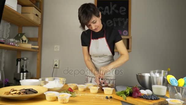 Cozinhar chocolate para cupcakes — Vídeo de Stock