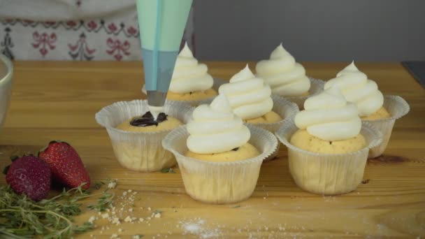 Cupcakes kochen. Creme auftragen. — Stockvideo
