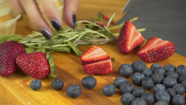 Nahaufnahme von Frauenhänden beim Schneiden und Schneiden von Erdbeeren — Stockvideo