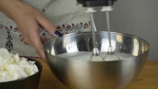 Vispgrädde och mixer — Stockvideo