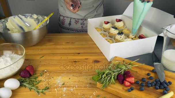 Σύνολο από διαφορετικά νόστιμα cupcakes σε ένα χάρτινο κουτί — Αρχείο Βίντεο