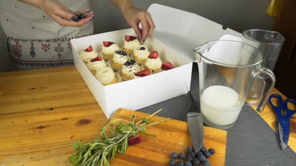 Conjunto de diferentes pastelitos deliciosos en una caja de papel — Vídeos de Stock