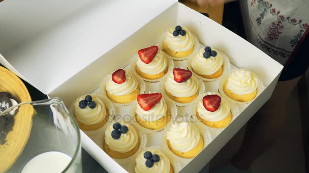 Conjunto de diferentes pastelitos deliciosos en una caja de papel — Vídeos de Stock