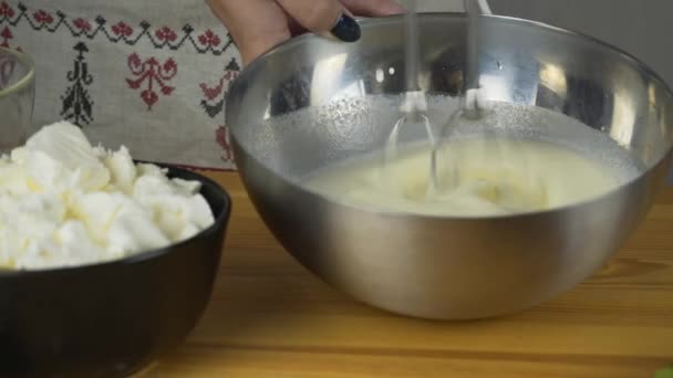 Eiweiß verquirlen und Zucker hinzufügen. Teig zubereiten. Torte mit Buttercremefüllung und geriebener Schokolade zubereiten. Serie. — Stockvideo