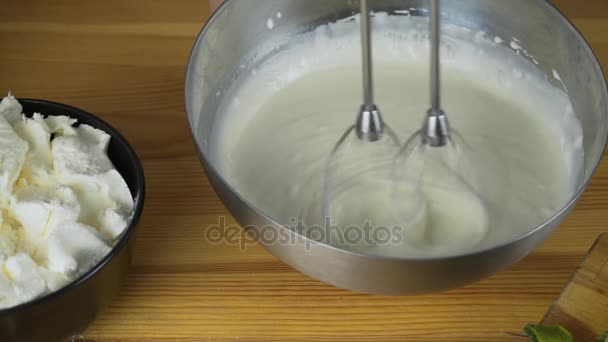 Çırpma yumurta akı ve şeker ekleyerek. Böreği hamur yapma. Torte buttercream doldurma ve rendelenmiş çikolata tepesi ile yapım. Serisi. — Stok video