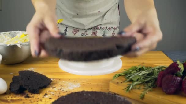 Cortando pastel en capas. Hacer pastel de capa de chocolate. Serie. — Vídeo de stock