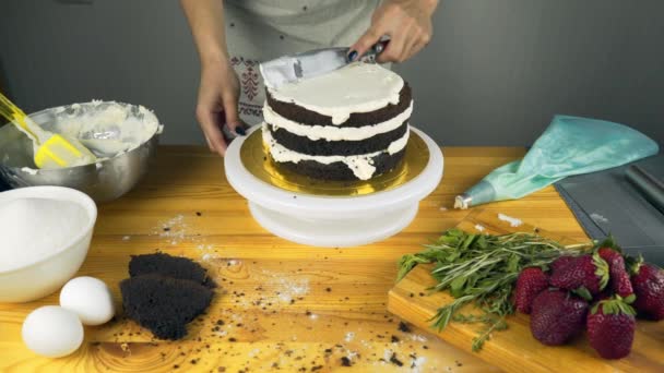 Despejar cobertura no bolo. Fazendo bolo de camada de chocolate. Série . — Vídeo de Stock