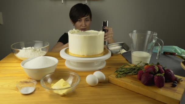 Размещение сливочного пирога вручную с помощью лопатки — стоковое видео