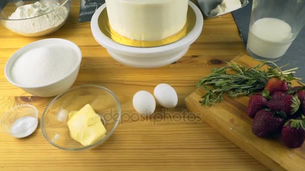 Poner la torta de crema de mantequilla a mano usando espátula — Vídeos de Stock